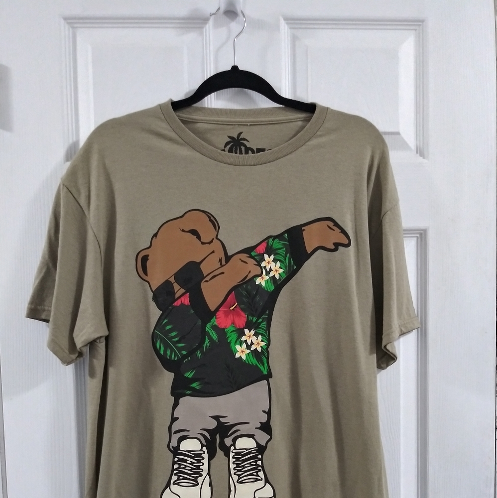 🆕 Graphic T-shirt Sz.(L) by V🌴BES